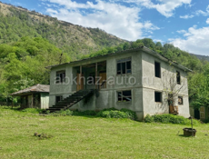 Двухэтажный дом в горах