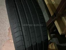 Срочно! Шины: перед 235/40 R19; зад 265/35 R19