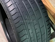 Срочно! Шины: перед 235/40 R19; зад 265/35 R19