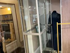 Стеклянный шкаф