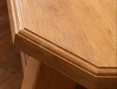 Продам деревянный столик в гостиную с удобной нижней полкой.