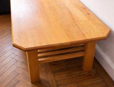 Продам деревянный столик в гостиную с удобной нижней полкой.