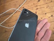 айфон 11 срочно 10 тысяч экран чуть сломан но работает хорошо видно на фото 