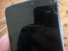 айфон 11 срочно 10 тысяч экран чуть сломан но работает хорошо видно на фото 