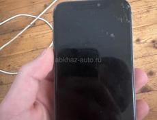 айфон 11 срочно 10 тысяч экран чуть сломан но работает хорошо видно на фото 