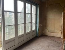 Кв двух комнатная плюс лоджа, плюс балкон, третий этаж пяти этажного дома район карьер, цена 800000 т звонить на ватсап 79407714785