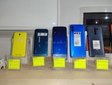 Большой выбор смартфонов: iPhone, Samsung, Xiaomi.