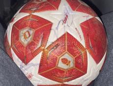 Продаю мяч с подписями футболистов с разных матчей