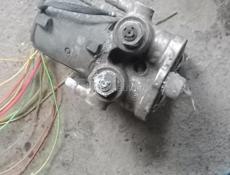 ABS (Mercedes-Benz 190) от мотора запчасть тоже от Мерседеса 190 и фара вроде от Марк 2 