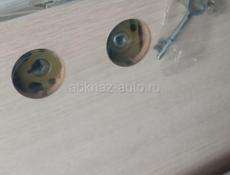 Двери новые с замками, петлями и наличниками