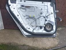 Задняя левая дверь, нижние рычаги