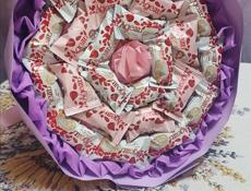 Букет сладкий из конфет на подарок на праздник 8 марта