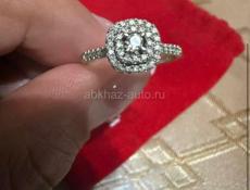 Продается золотое кольцо с бриллиантами,585пр.вес2.7размер17.цена 35тыс.номер тел.9207076