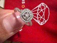 Продается золотое кольцо с бриллиантами,585пр.вес2.7размер17.цена 35тыс.номер тел.9207076