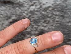  золото , примерно 3 гр камни брильянты по бокам