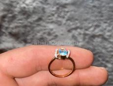  золото , примерно 3 гр камни брильянты по бокам