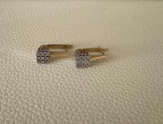 Серьги с бриллиантом 