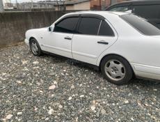 Mercedes-Benz 200-Series