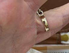 Продается золотое кольцо с бриллиантами 