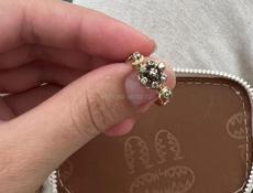 Продается золотое кольцо с бриллиантами 