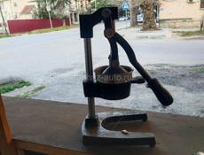 Продам, холодильник, прилавок, соковыжималка, бочки для вина и чачи, кукурузаварка.