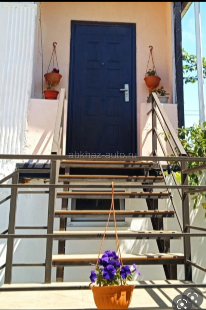 Сдам весь дом по суточно, в десяти минутах от берега в 15 минутах  пешком от центрального рынка.   то.