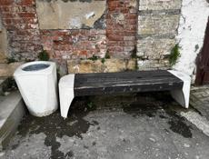 Скамья , вазон для цветов и пепельница