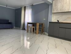 Сдаётся дом первый этаж  две комнаты гостиная совместно со столовой) есть для проживание чайник, tv ,холодильник  ,wi.fi ,плита, кондиционеры, и тд 