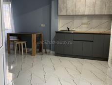 Сдаётся дом первый этаж  две комнаты гостиная совместно со столовой) есть для проживание чайник, tv ,холодильник  ,wi.fi ,плита, кондиционеры, и тд 