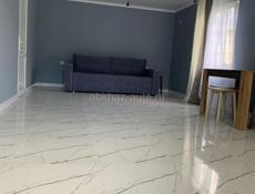 Сдаётся дом первый этаж  две комнаты гостиная совместно со столовой) есть для проживание чайник, tv ,холодильник  ,wi.fi ,плита, кондиционеры, и тд 