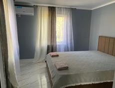 Сдаётся дом первый этаж  две комнаты гостиная совместно со столовой) есть для проживание чайник, tv ,холодильник  ,wi.fi ,плита, кондиционеры, и тд 