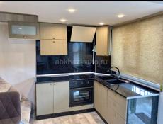 Продаётся двухуровневая квартира в центре г.Сухуи море через дорогу