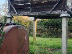 Бак высота 1.5. не знаю сколько тон но большой и метал толстый, была вода только