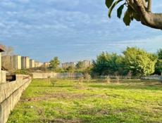 Участок 26 соток( с ветхим строением ) .