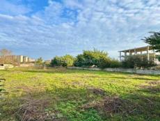 Участок 26 соток( с ветхим строением ) .