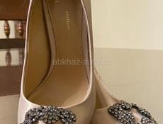 В хорошем состоянии.Надевала  один раз (36 р)  купила за 2700 