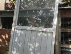 Продается алюминиевая дверь 