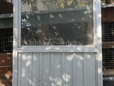 Продается алюминиевая дверь 