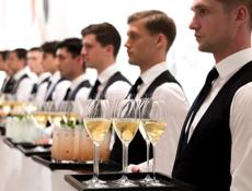 Официанты срочно!