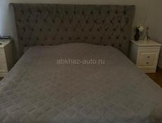 Продаётся мебельный гарнитур для спальни: - Кровать с подъёмным механизмом. - Шифоньер (шкаф для одежды). - Две прикроватные тумбочки. - Комод.