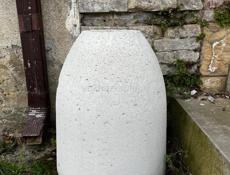 Два уличных вазона и скамья