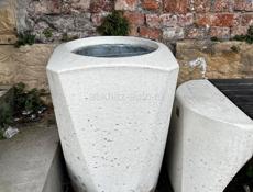 Два уличных вазона и скамья