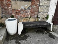 Два уличных вазона и скамья