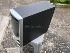 Комптютер вместе с мышкой клавиатурой и проводами 