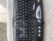 Комптютер вместе с мышкой клавиатурой и проводами 