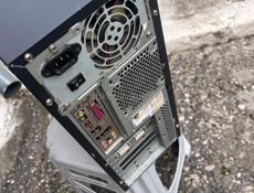 Комптютер вместе с мышкой клавиатурой и проводами 