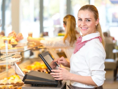 Кассир на линии раздачи