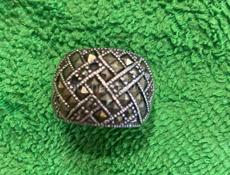 Продам серебрянные изделия 925 пробы. Цепь 2.500 руб. Серьги и кольцо старое не меньше 60 лет назад покупалось . 