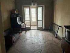 Кв двух комнатная плюс лоджа, плюс балкон, третий этаж пяти этажного дома район карьер