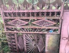 Срочно продается забор в сборе с калиткой и плюс 4 забора и еще забор в сборе все видно на фото 